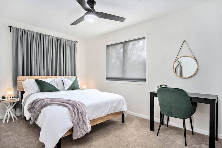 Bedroom 2 - Queen