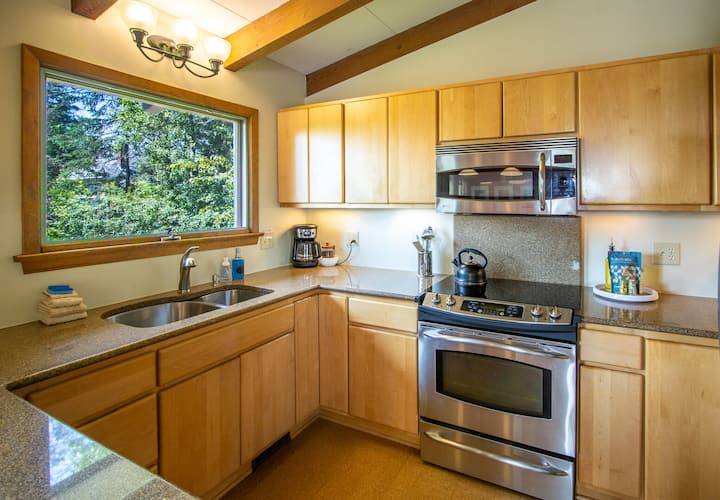 Luxe Home W/ New Overlook Deck, Heirloom Vacations - Duluth, MN