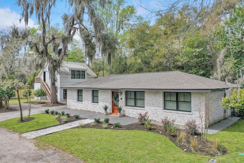 Cozy 4 bedroom Home in the heart of Old Town with