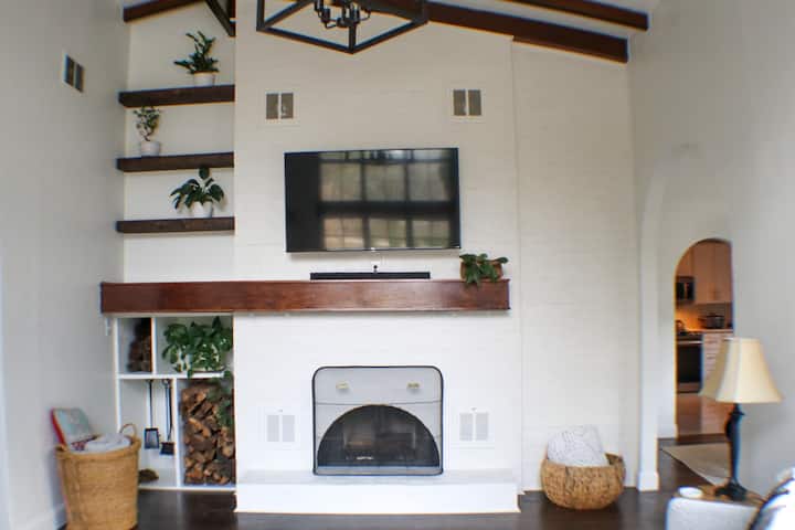 Meko ya sebule yenye joto na yenye starehe.