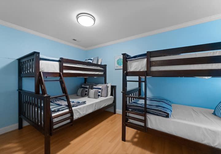 ห้องพักสองชั้นพร้อมเตียงคู่ 2 หลังเหนือเตียงสองชั้นเต็มรูปแบบ