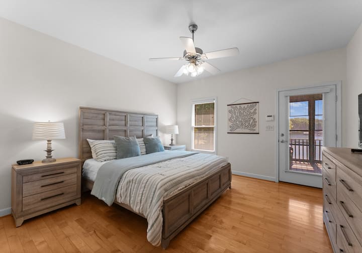 ห้องนอนหลักพร้อมเตียงคิงไซส์อ่างอาบน้ำในตัวทีวีและทางไปดาดฟ้า 