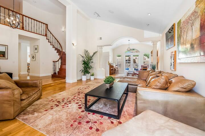 Amazing 5BR with chef’s kitchen, hot tub, & pool gallery image 2