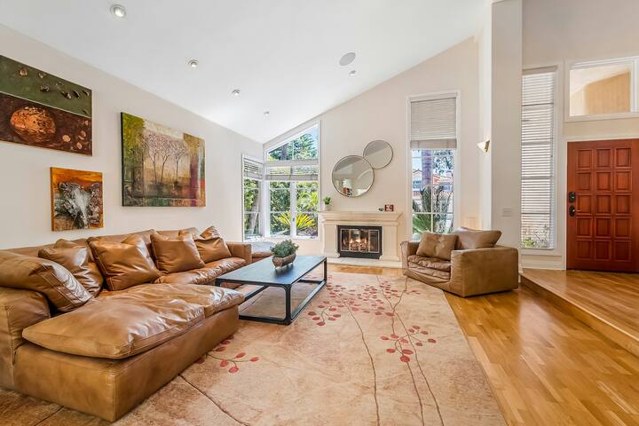 Amazing 5BR with chef’s kitchen, hot tub, & pool gallery image 4