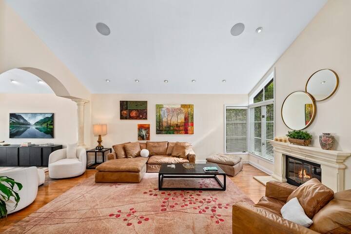 Amazing 5BR with chef’s kitchen, hot tub, & pool gallery image 3