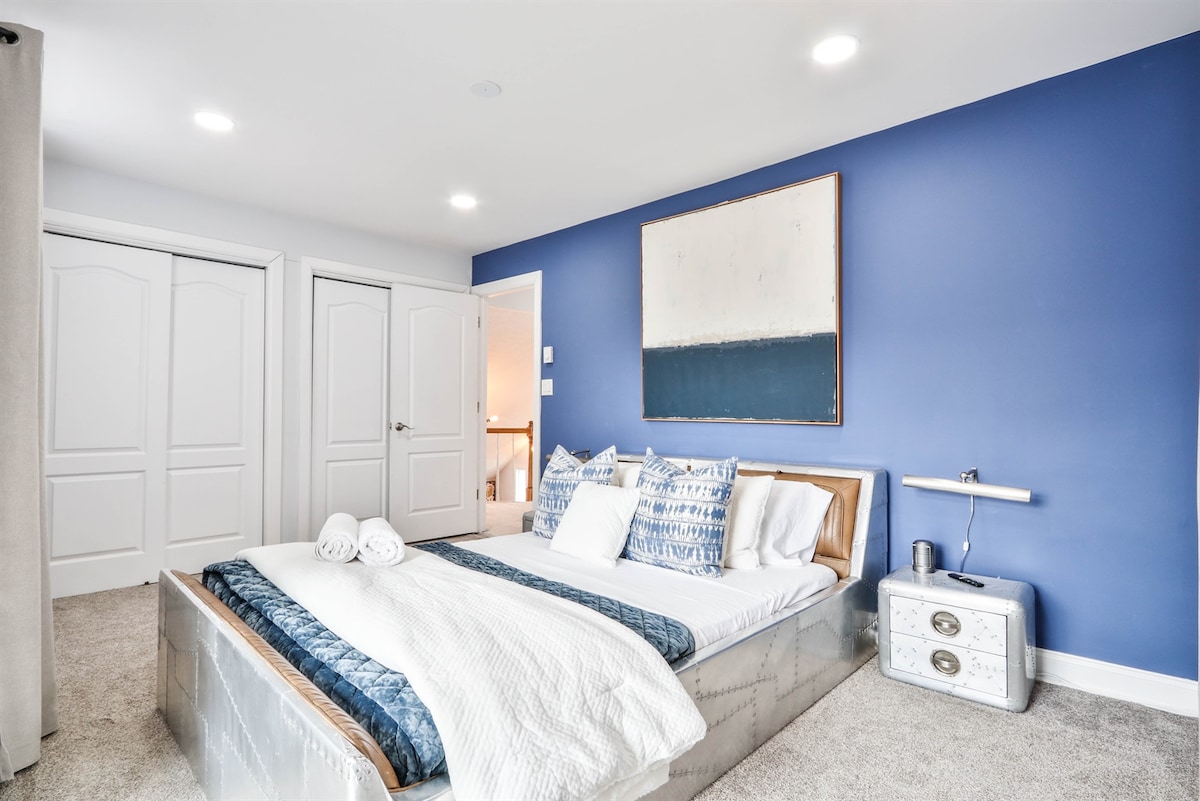 Dormitorio principal - Cama queen - TV - Balcón privado - Segundo piso