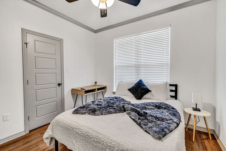 غرفة نوم الضيف 1: سرير بحجم كوين وتلفزيون بمقاس 50 بوصة 