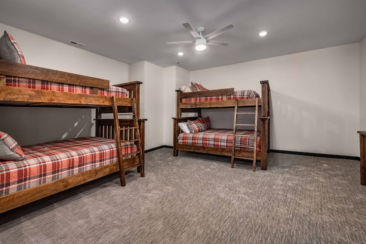 Двойна стая с двойно легло на по - ниско ниво