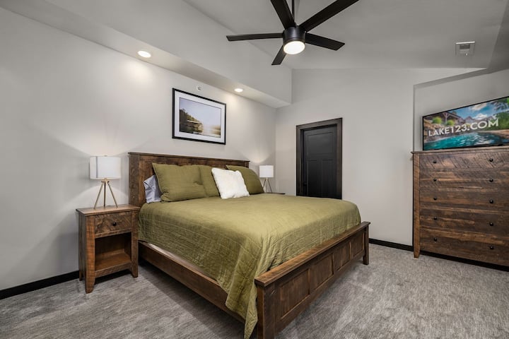 二楼加大双人床套房。