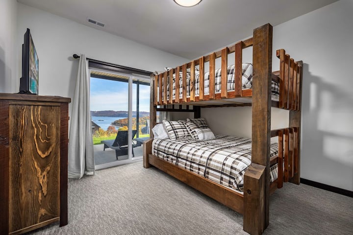 下层双层床上层为双人床房