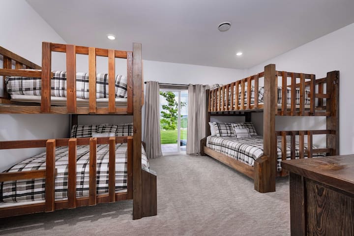 Habitación con literas dobles en el nivel inferior