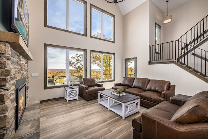 Sehemu kuu ya kuishi yenye fanicha za kisasa zenye starehe