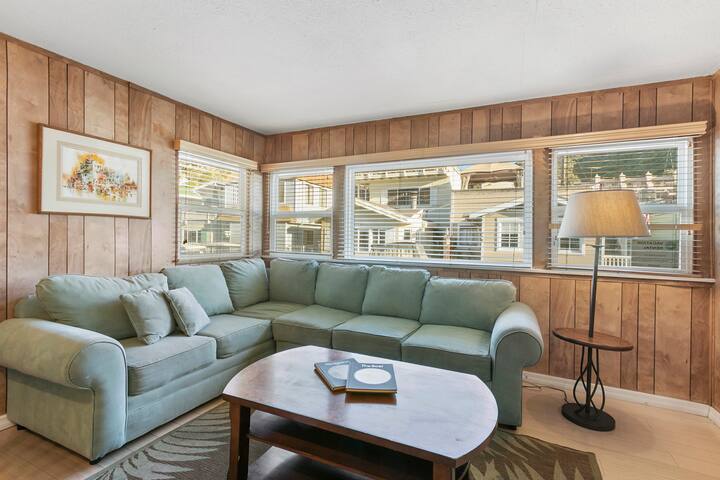 331D Budget-friendly Cottage, 3 Blocks from Beach gallery image 2