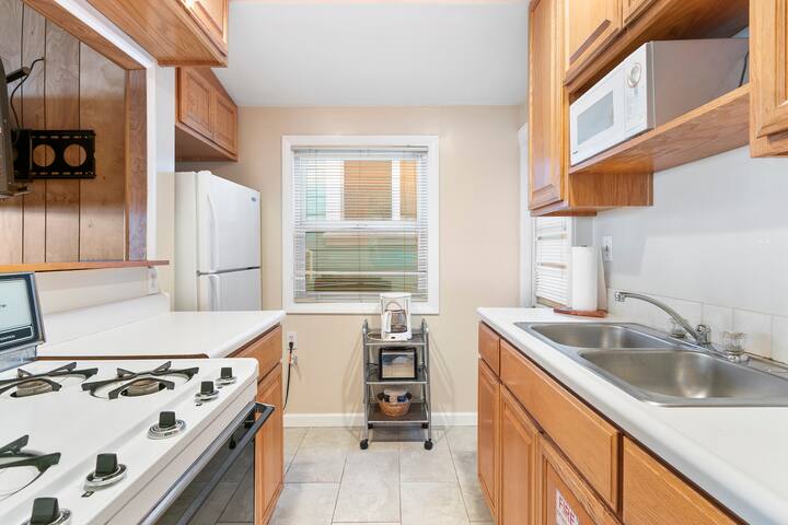 331D Budget-friendly Cottage, 3 Blocks from Beach gallery image 5