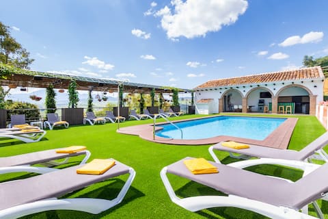 House for Groups with Private Spa and Pool