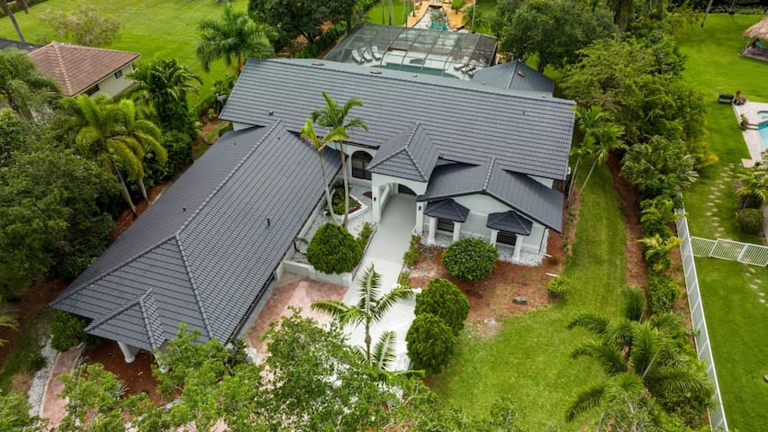 Luxe Gorgeous 7BR Home With Game Room/Pool gallery image 2