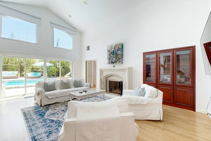 Modern 4BR | Pool | Hot Tub | Balcony gallery image 2