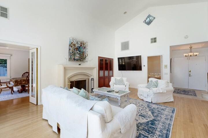 Modern 4BR | Pool | Hot Tub | Balcony gallery image 3