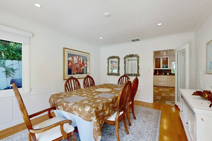 Modern 4BR | Pool | Hot Tub | Balcony gallery image 4