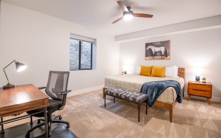 Chambre d'amis, lit king size, dressing, bureau/chaise de travail