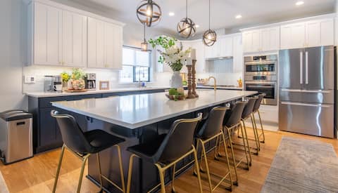 Spacious, Immaculate 4350 sq ft Home• Amazing Kitc