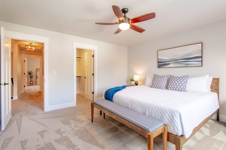 Chambre d'amis à l'étage, lit king size, dressing