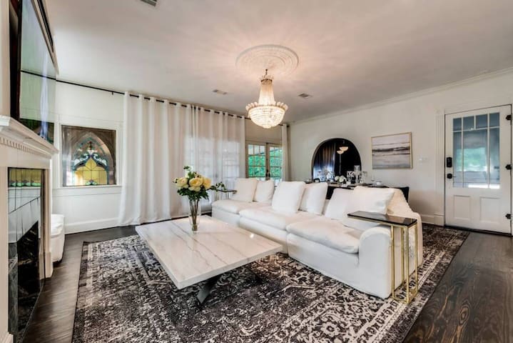 Luxury Historic Stay | Huge Private Balcony