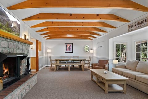 Epic Fam Vacation - Hot Tub*Game Rm*A/C* Pvt. Lake