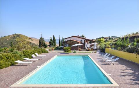 Cozy home in Caccamo with kitchenette