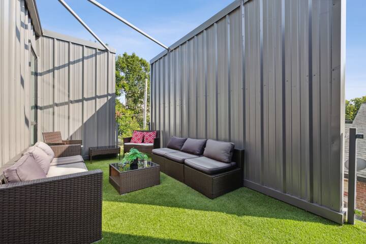 Modern Luxury 4 Bed/ 4 Bath in the Heart of Dallas gallery image 5