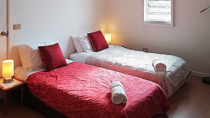 Las cómodas camas loft dobles de apoyo se pueden convertir en una cama tamaño king con previo aviso.