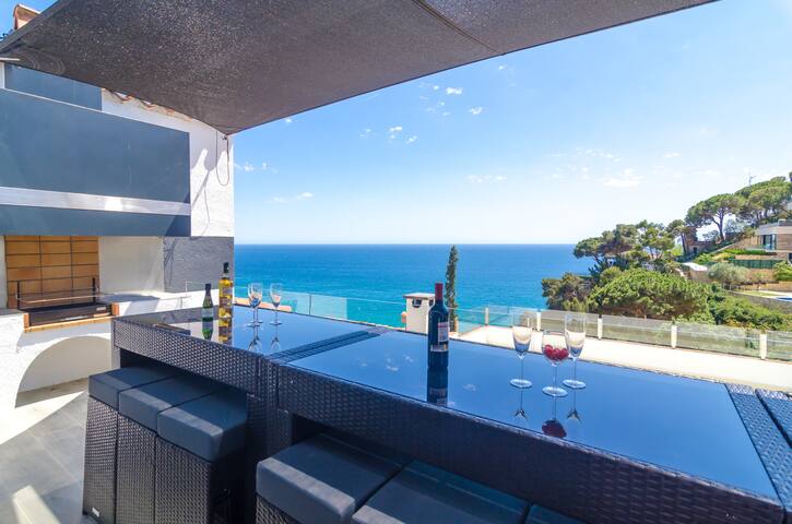 Villa in Lloret de Mar, garden and pool view gallery image 4