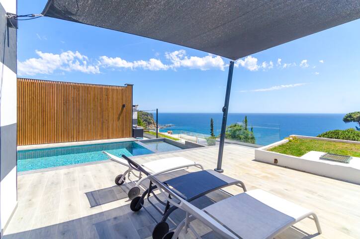 Villa in Lloret de Mar, garden and pool view gallery image 2