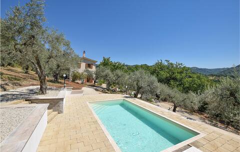 Lovely home in Toffia