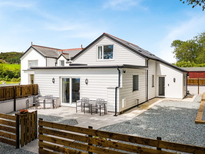 2 Bedroom Accommodation In Pwlheli - Pwllheli
