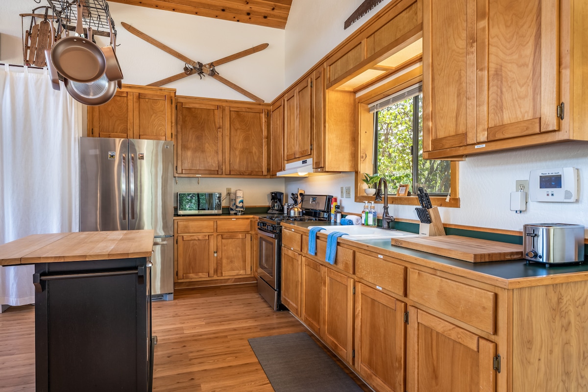 Top Airbnb: Hilltop Haven- Modern Cabin w/spa/views/privacy! in Fresno