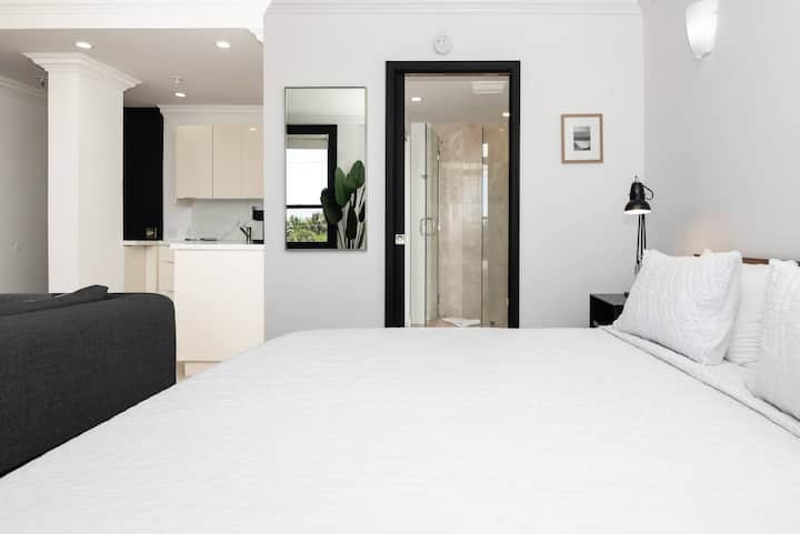 Krevat dopio "king size", shtroja të pastra