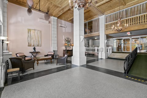 Popular Airbnb listing: Pool/STEPS to the Beach/DINE/Tribeca Studio LOFT in Palm Beach