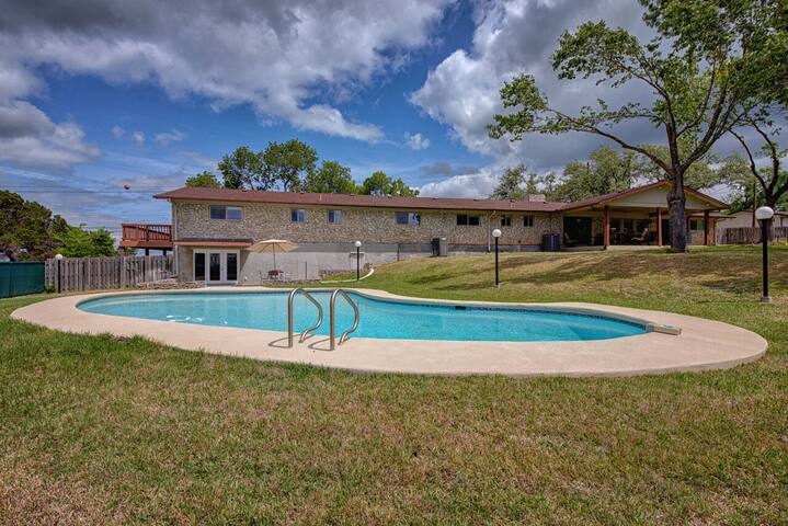 Group-Friendly Ranch Home | Pool &Plenty of Space! gallery image 3