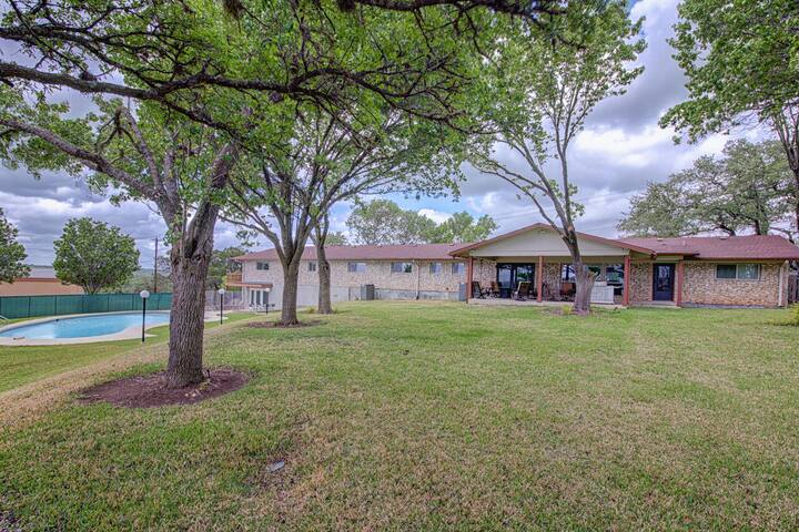 Group-Friendly Ranch Home | Pool &Plenty of Space! gallery image 2