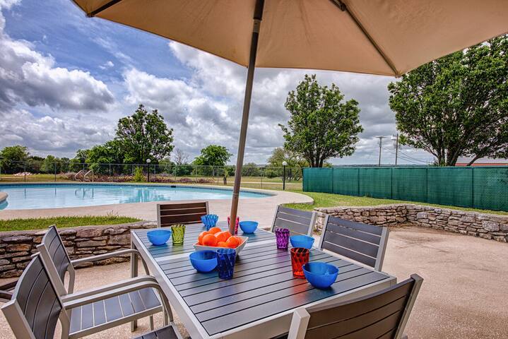 Group-Friendly Ranch Home | Pool &Plenty of Space! gallery image 5