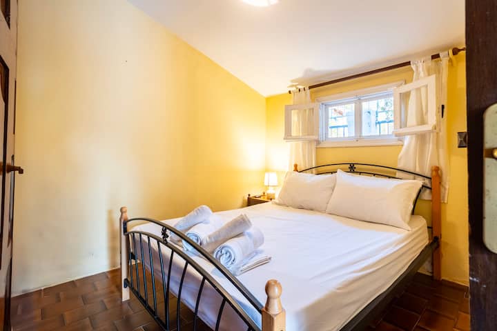 غرفة نوم 2 • سرير بحجم كوين، مدخل إلى الشرفة وستائر تعتيم
