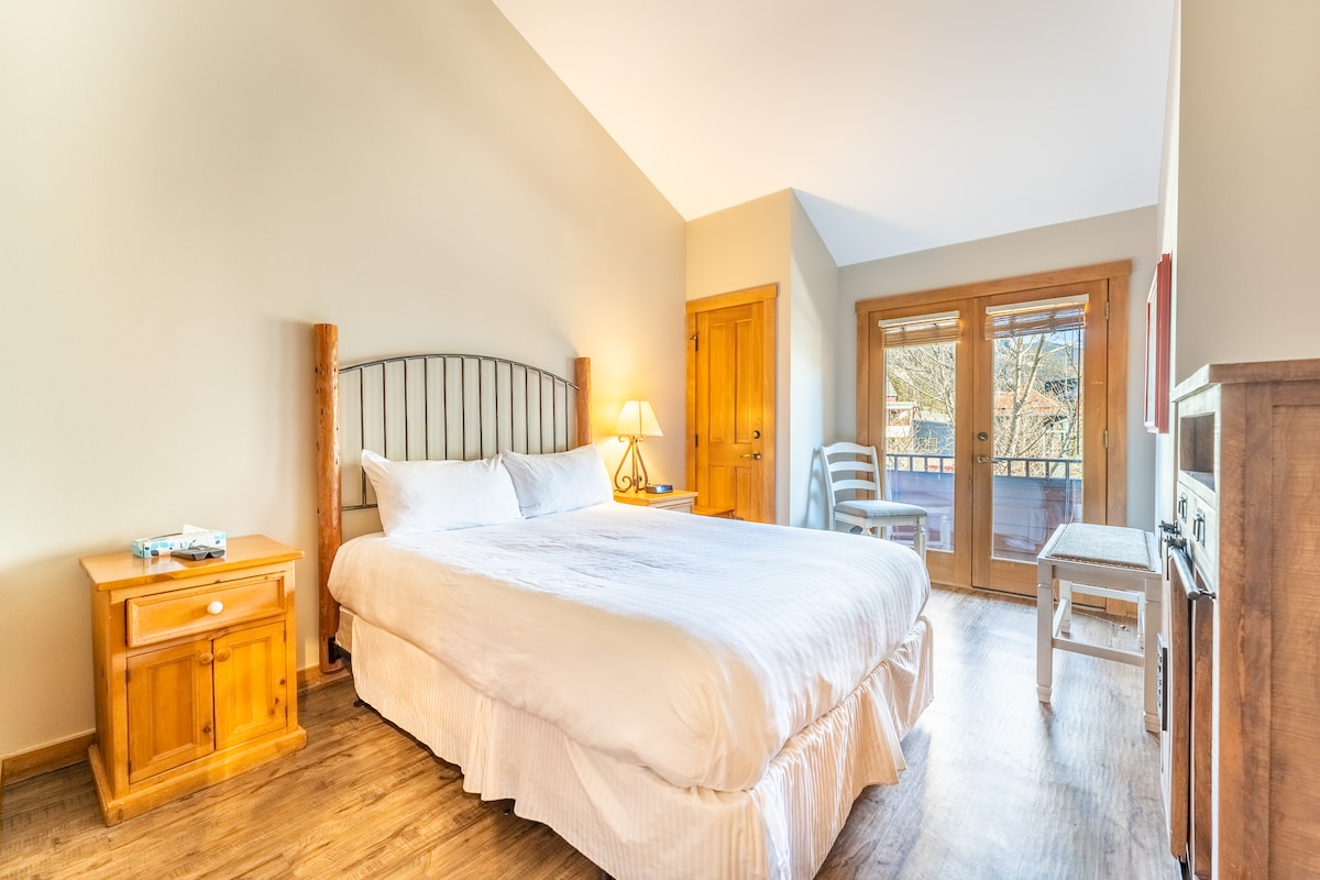 Spavaća soba za goste s privatnim balkonom, bračnim krevetom i televizorom s ravnim zaslonom. 