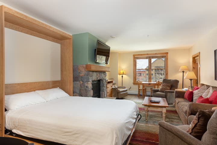 Le lit escamotable fait partie de notre programme Ivory White Bedding.