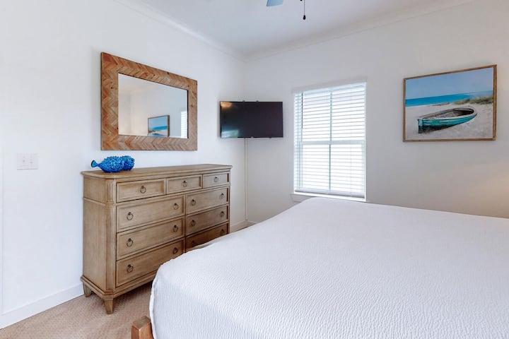 Furahia sehemu iliyochaguliwa vizuri iliyo na televisheni mahiri na feni ya dari kwa ajili ya starehe yako ya ziada na vilevile sauti zisizoegemea upande wowote kwa ajili ya mazingira ya utulivu.