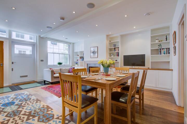 Kensington: Gorgeous Mews House (8 – 12 guests) gallery image 5