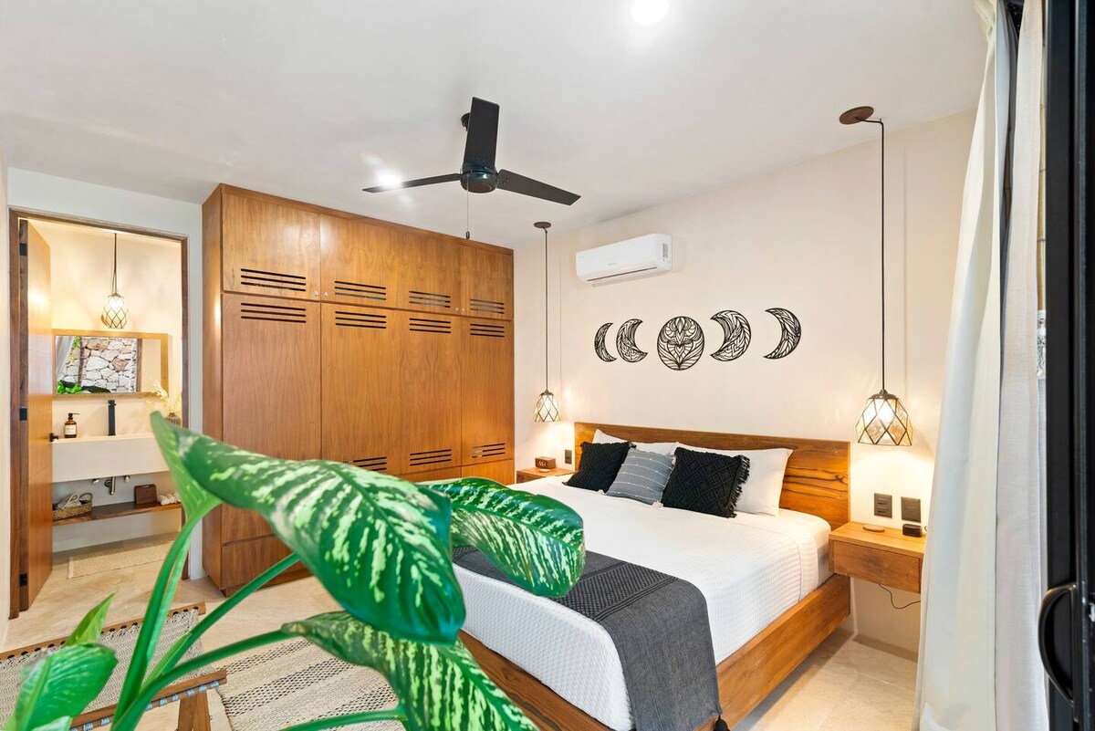 Druga spavaća soba jednako je dobro opremljena, ima veliki bračni krevet s madracem od memorijske pjene, luksuznu posteljinu i vlastiti ulaz u drugu kupaonicu.
