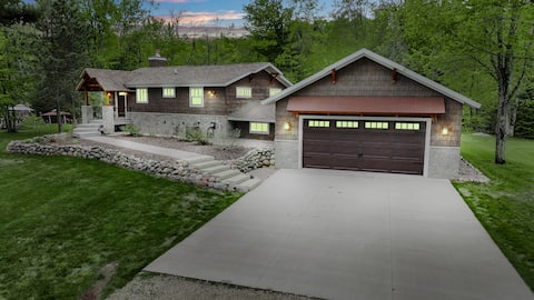 Riverside Retreat -Rustic Modern Home/River Views