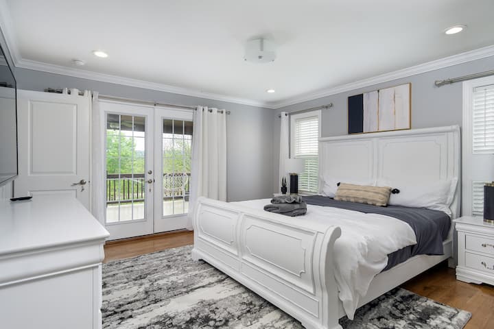 ห้องนอนหลักมีประตูสไตล์ฝรั่งเศสที่เปิดออกไปยังดาดฟ้าด้านบนที่กว้างขวางพร้อมที่นั่งไม้แขวนเสื้อและเฟอร์นิเจอร์หวาย