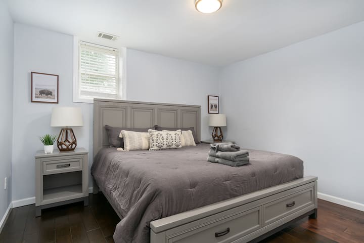 เตียงและเฟอร์นิเจอร์ทั้งหมดเป็นของใหม่ในบ้านพักตากอากาศนี้สร้างประสบการณ์ที่ดีที่สุดแห่งความสะดวกสบาย